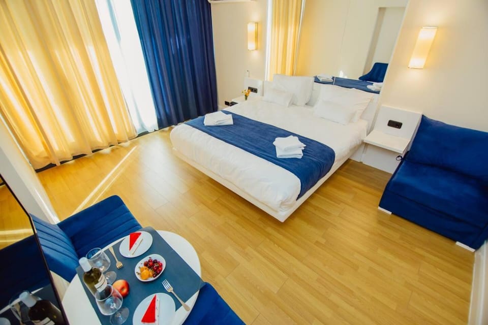 Bed, Living room, Photo of the whole room, Seating area, Bedroom, towels