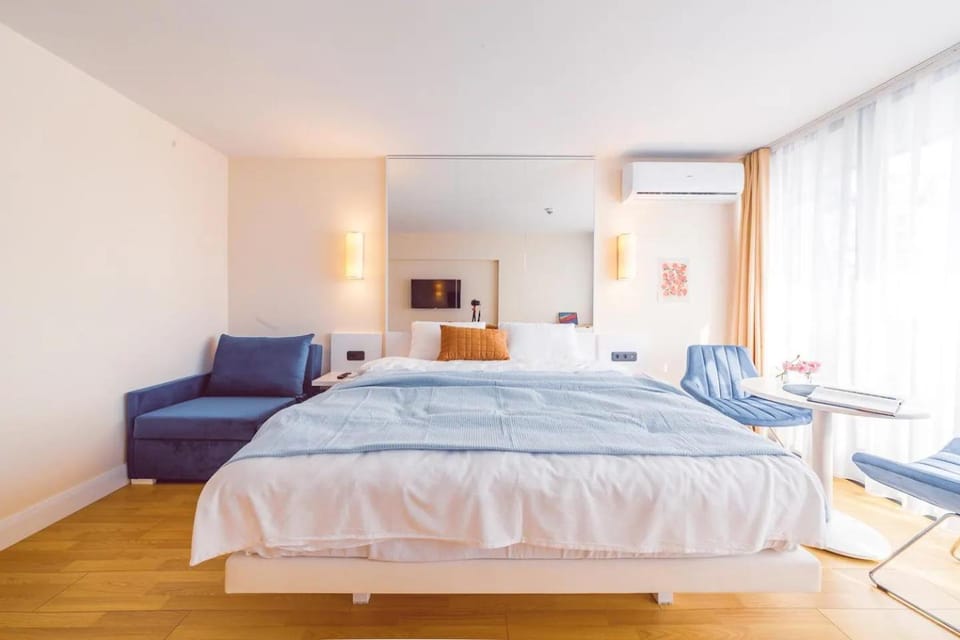 Bed, Living room, Seating area