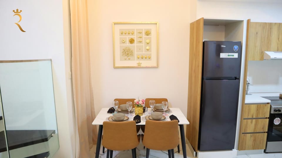 Kitchen or kitchenette, Dining area, oven