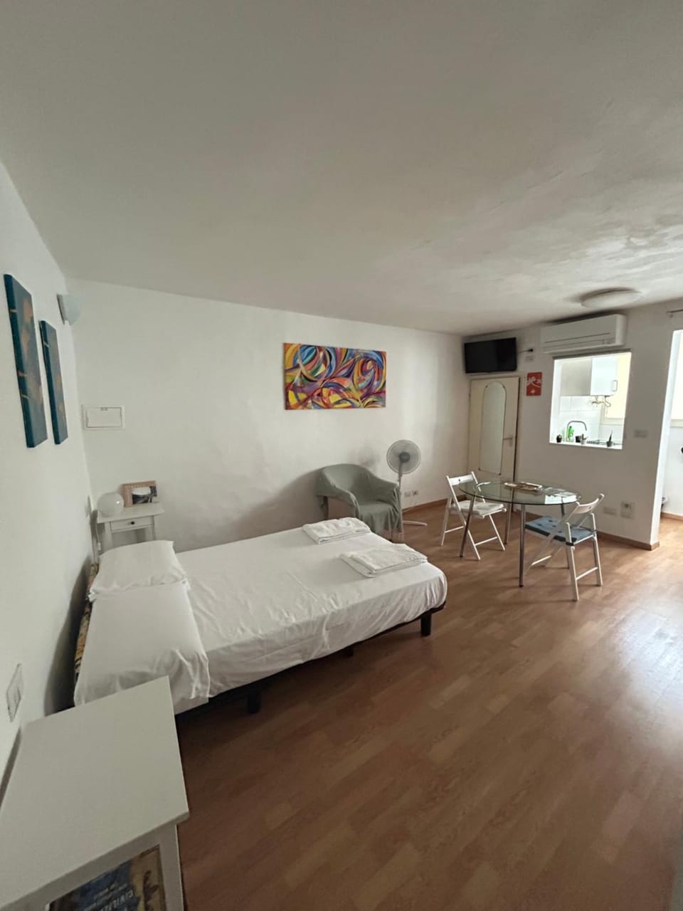 Bed, TV and multimedia, Living room, Photo of the whole room, Seating area, Bedroom