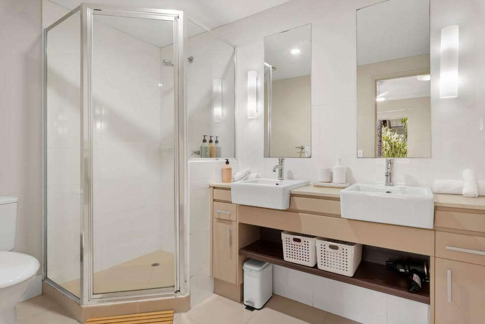Coastal Bliss - Cairns 9 Pools BBQ & Gym Apartment in Cairns