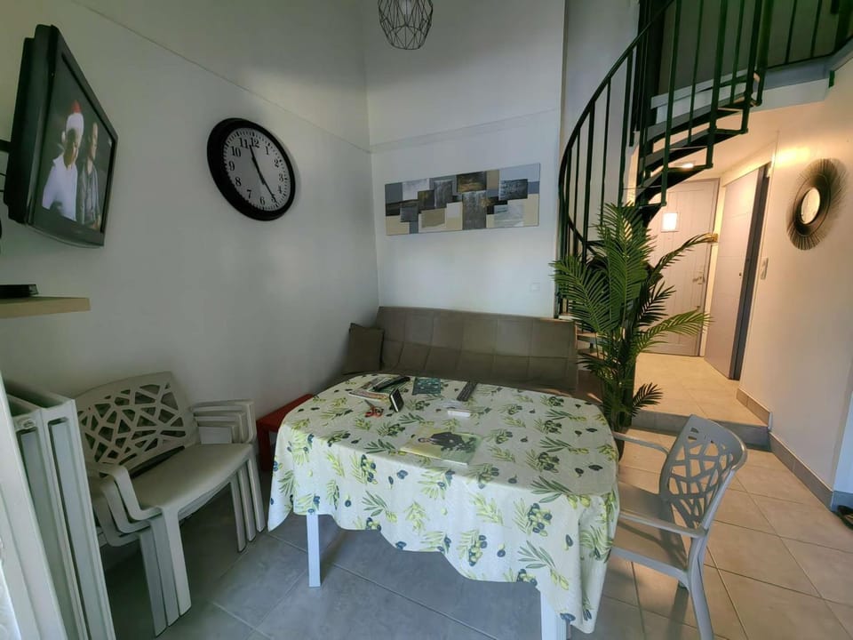 Villa mitoyenne avec piscine et parking pour 4 personnes - FR-1-607-189 House in Agde