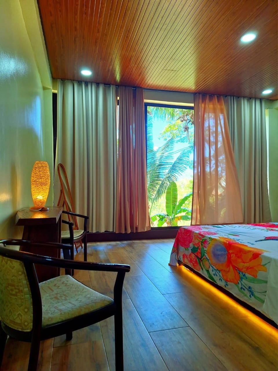 Photo of the whole room, Seating area, Bedroom