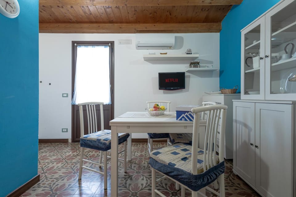 TV and multimedia, Living room, Seating area, Dining area, air conditioner