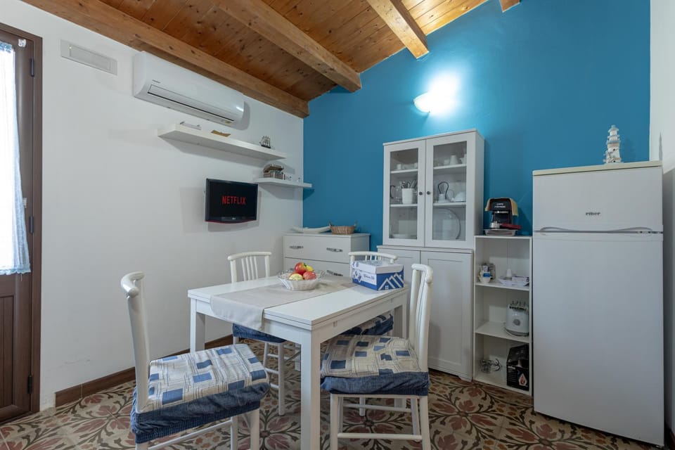 TV and multimedia, Living room, Seating area, Dining area, air conditioner