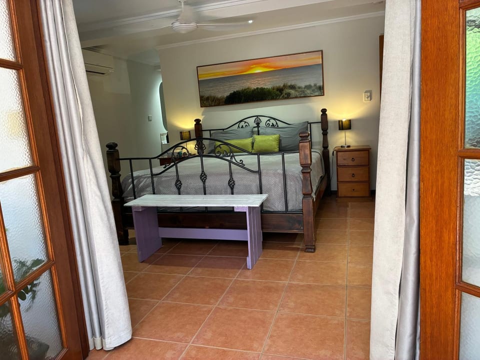 Oasis, in leafy Whitfield. House in Cairns