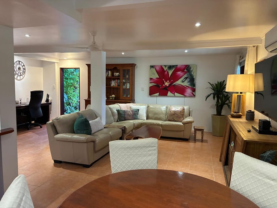 Oasis, in leafy Whitfield. House in Cairns