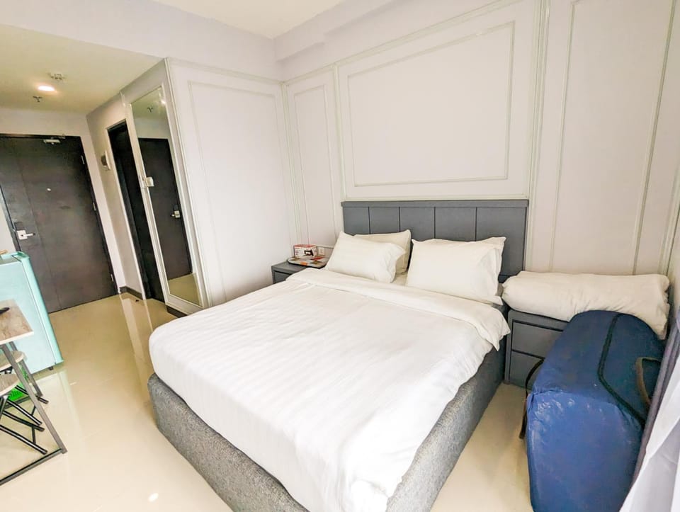 Bed, Photo of the whole room, Seating area, Bedroom
