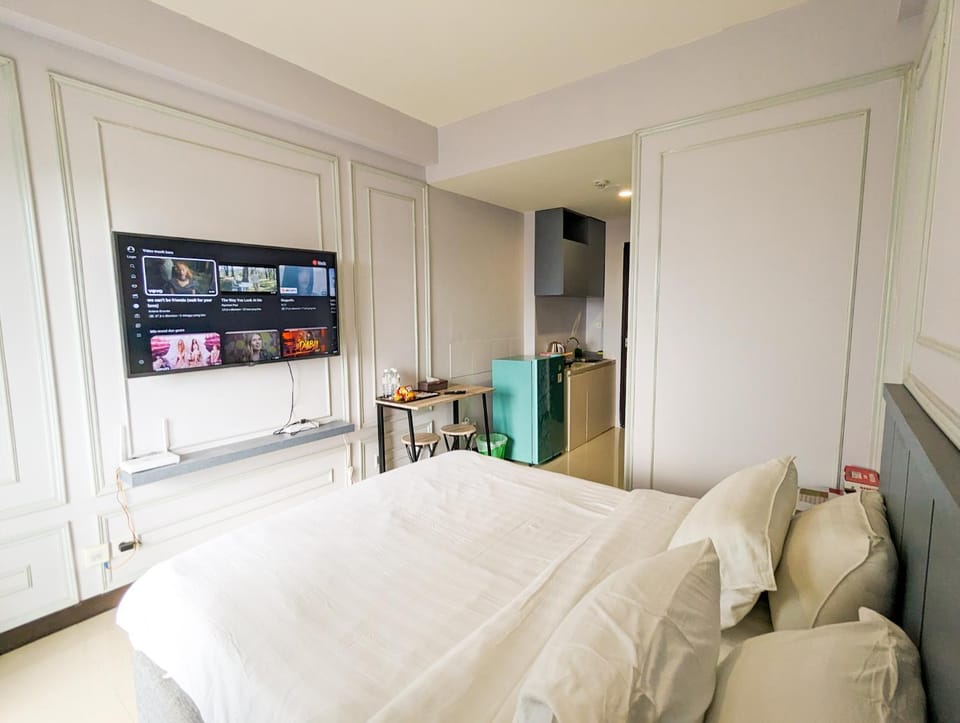 Bed, TV and multimedia, Photo of the whole room