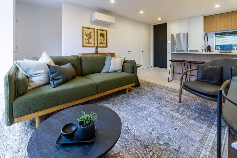 Kitchen or kitchenette, Living room, Photo of the whole room, Decorative detail, Seating area, Dining area, hair dresser, oven, air conditioner