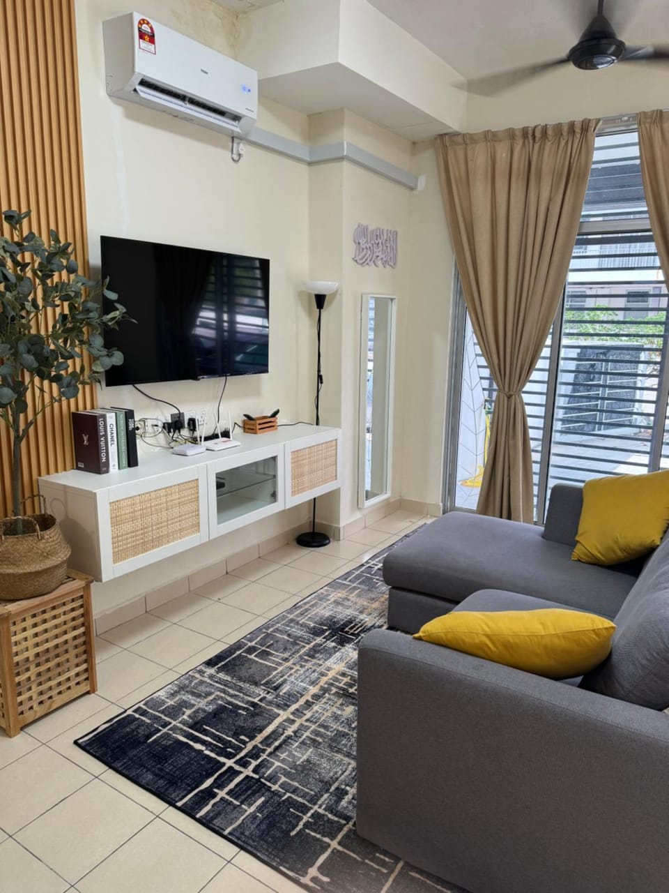 TV and multimedia, Living room, Seating area, air conditioner
