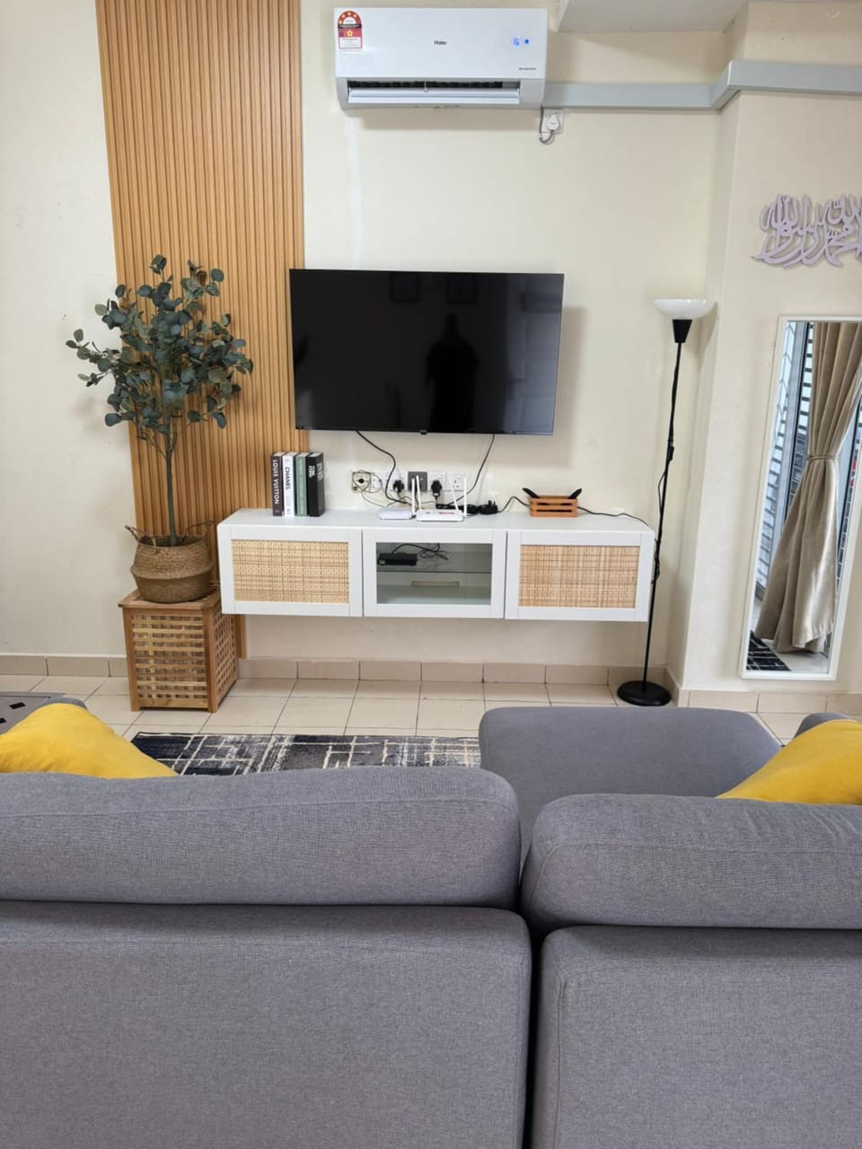 TV and multimedia, Living room, Seating area, air conditioner