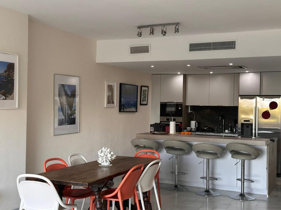 Kitchen or kitchenette, Living room, Seating area, Dining area