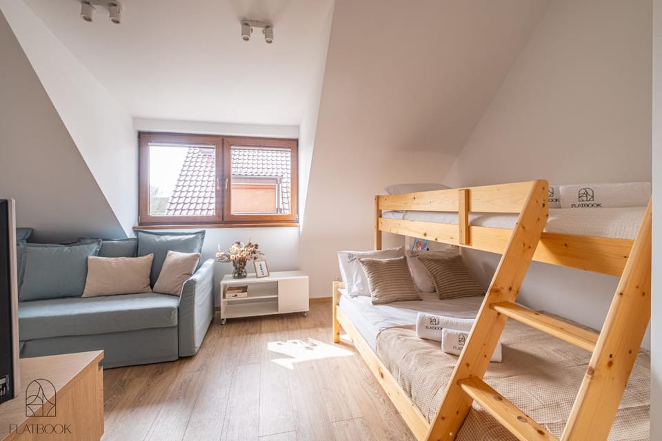 Seating area, Bedroom, bunk bed