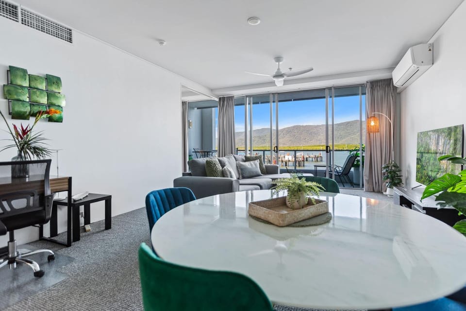 Reef Waterfront City Pool Sauna and Gym Apartment in Cairns