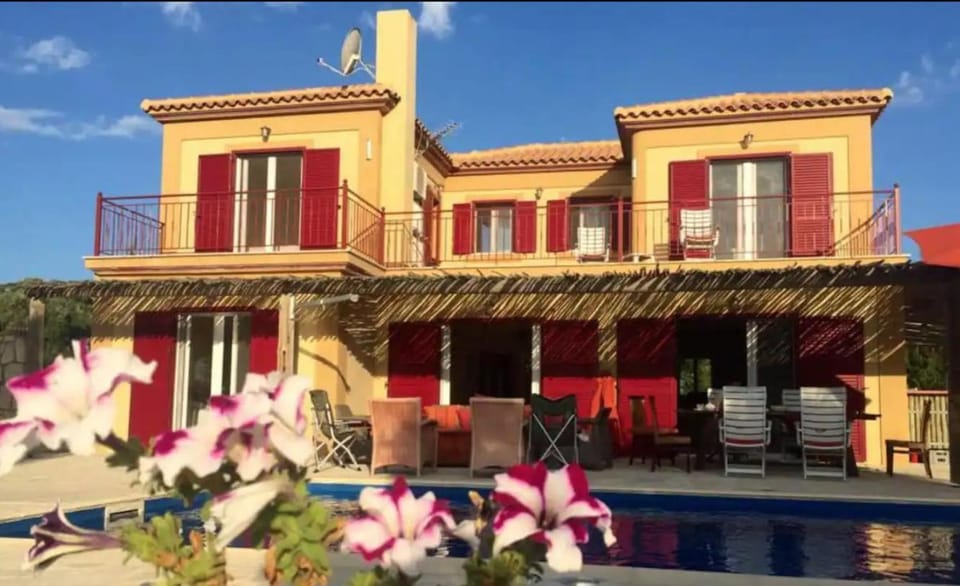 Property building, Balcony/Terrace, Pool view