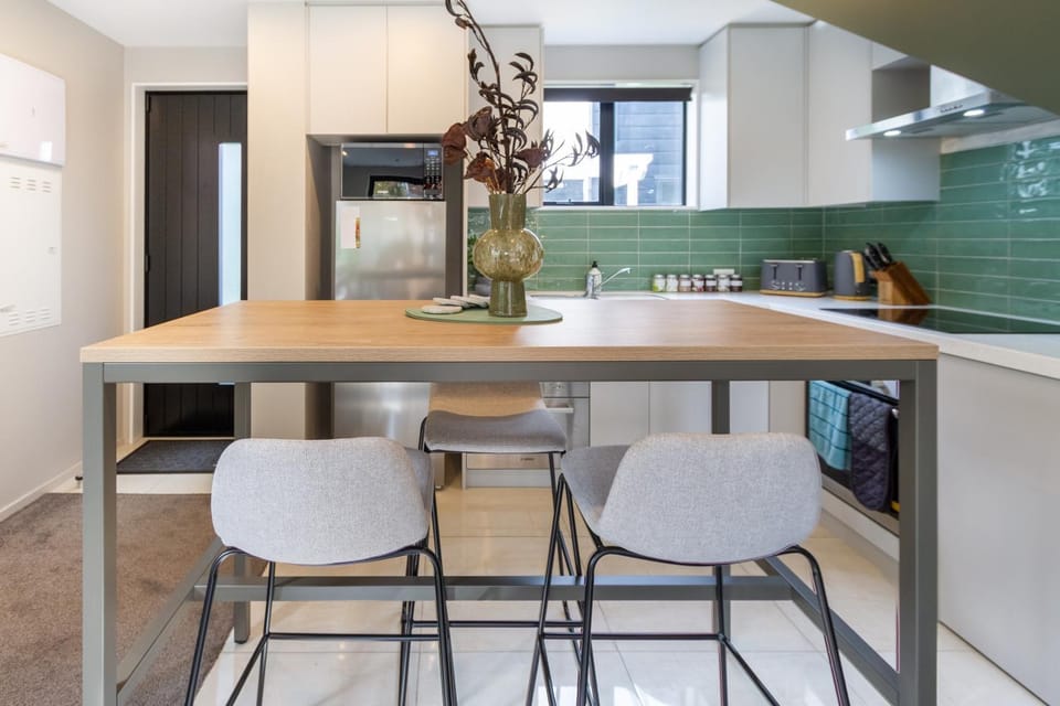 Facade/entrance, Kitchen or kitchenette, Photo of the whole room, Decorative detail, Dining area, pet friendly, stove, toaster