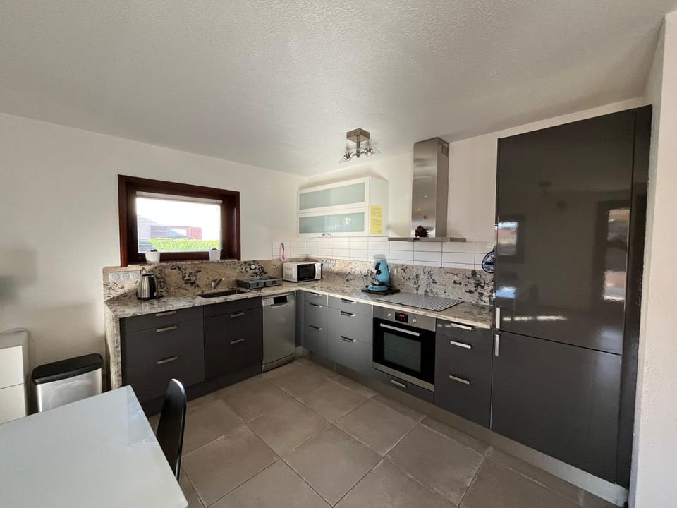 Belle villa d'angle spacieuse semi climatisée, de tout confort dans domaine PORTES DU SOLEIL, ACCES PISCINES PAYANT EN SUPPL - 3 chambres, 6 couchages, wifi, 400m de la mer LRPDSJ7 Villa in Portiragnes