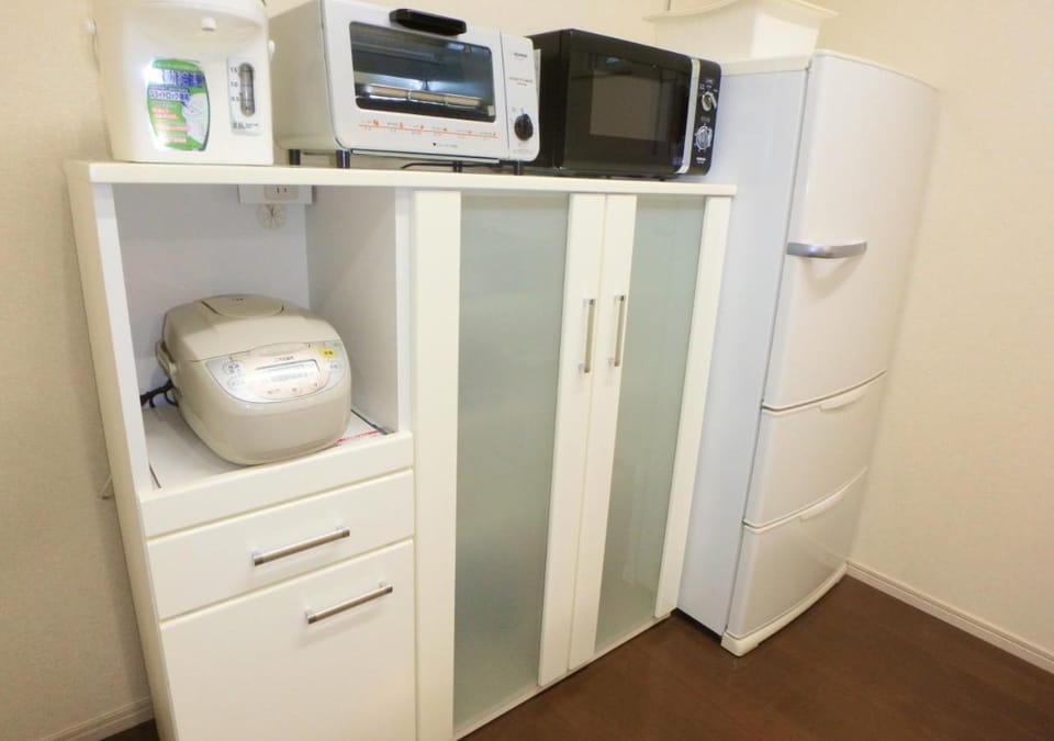 Kitchen or kitchenette, minibar, toaster