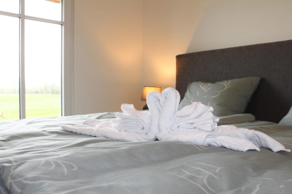 Bed, Bedroom, towels