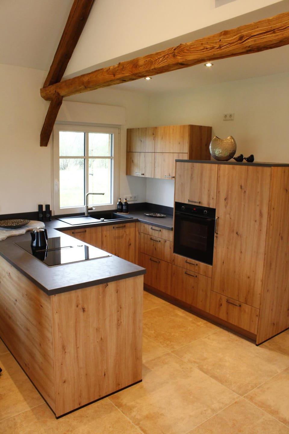 Kitchen or kitchenette, minibar, stove
