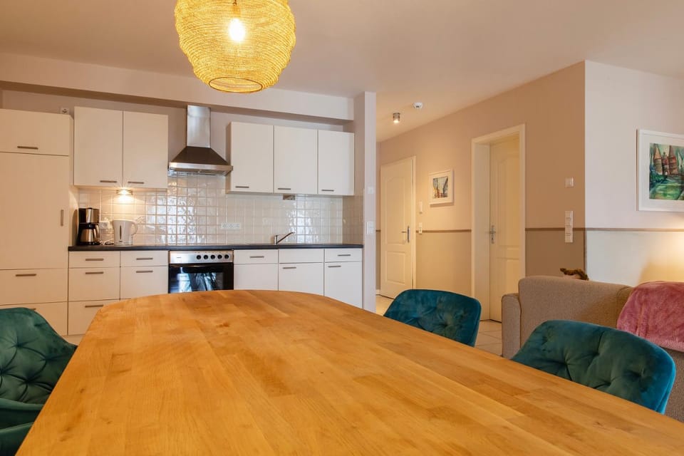 Kitchen or kitchenette, Seating area, Dining area