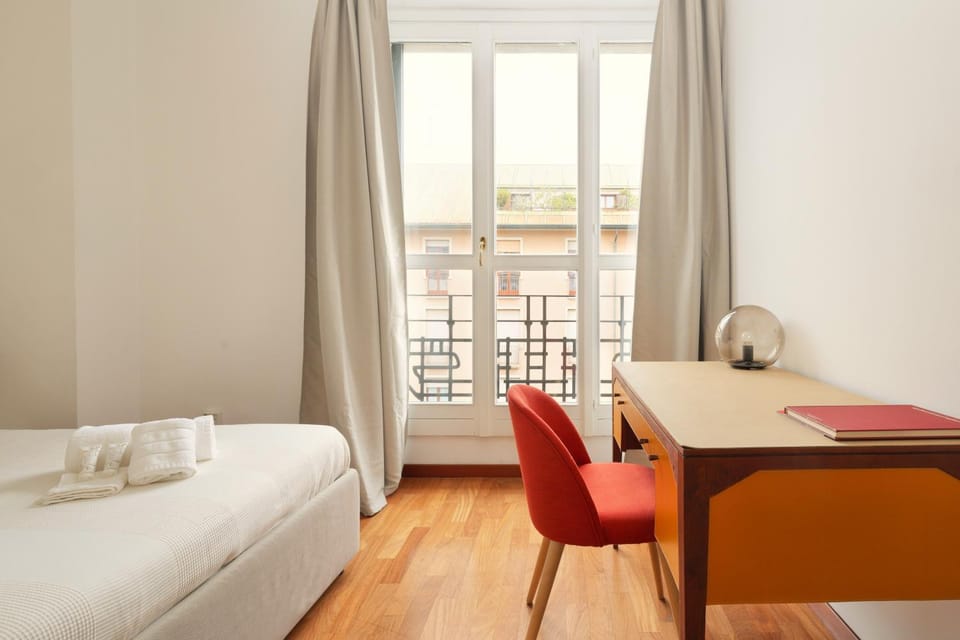 Photo of the whole room, Bedroom