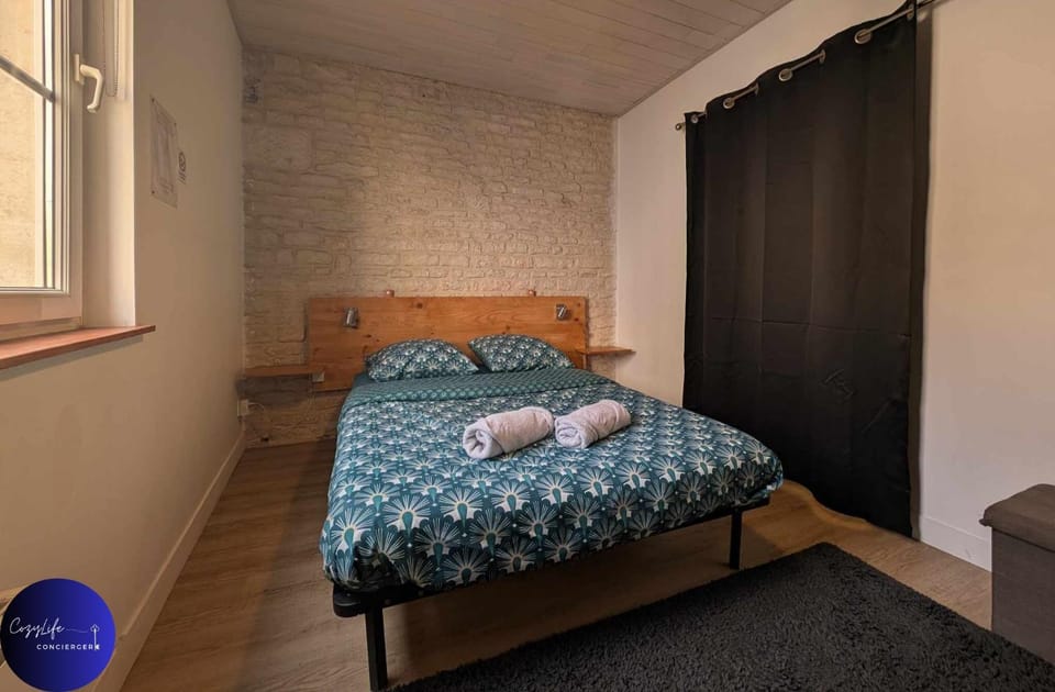 Bed, Photo of the whole room, Bedroom, towels