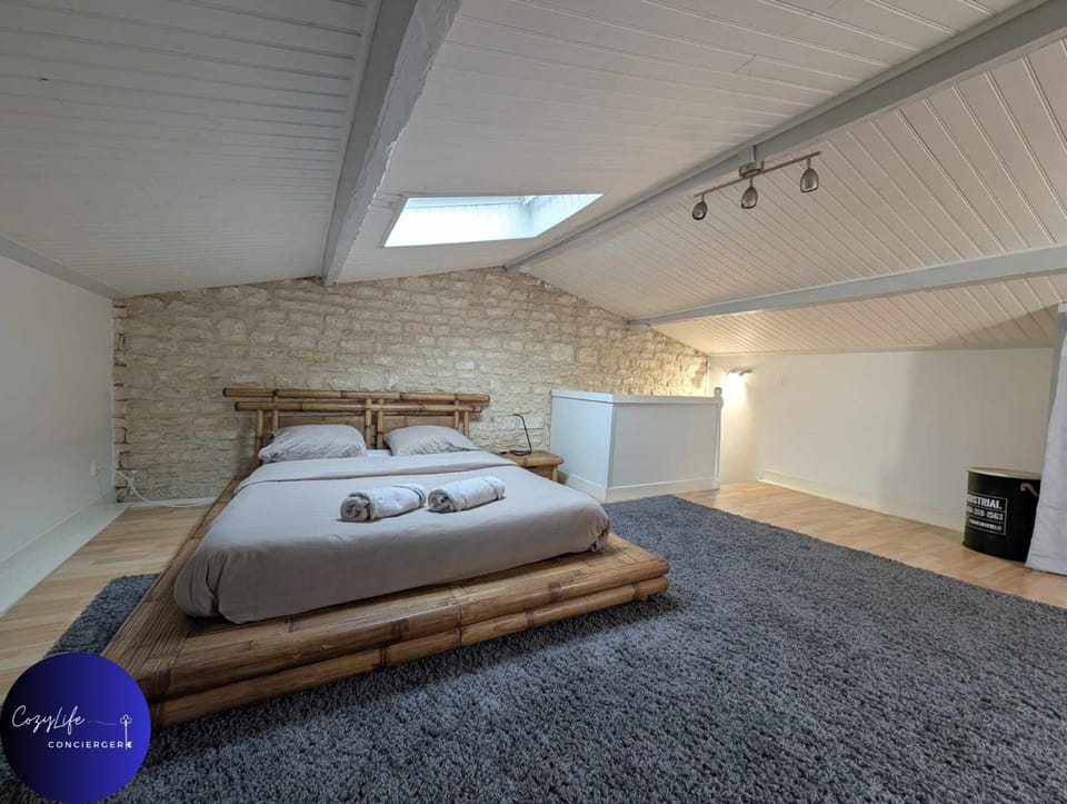 Bed, Photo of the whole room, Bedroom, towels
