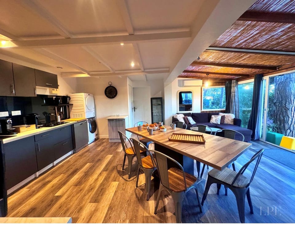 Dining area, kitchen