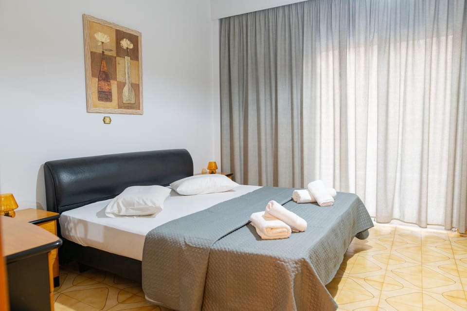 Bed, Bedroom, towels