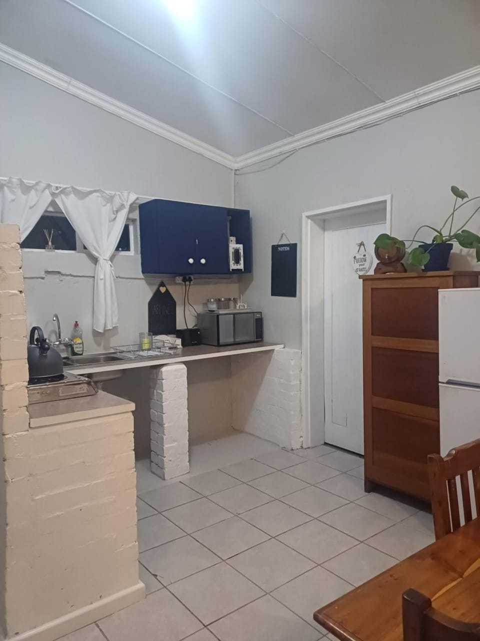 Kitchen or kitchenette, minibar