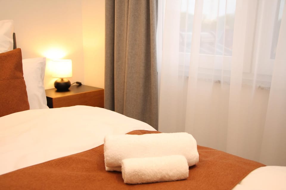 Bed, Bedroom, towels