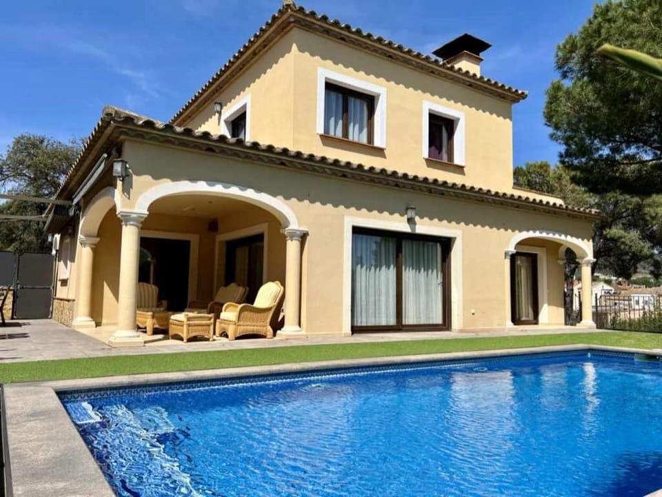 Property building, Patio, Balcony/Terrace, Balcony/Terrace, Pool view, Swimming pool, Swimming pool, sunbed