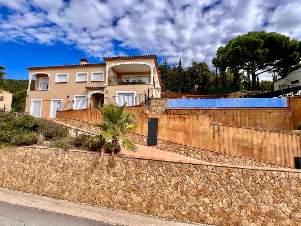 Casa Mas Ambros con piscina desbordante Villa in Baix Empordà