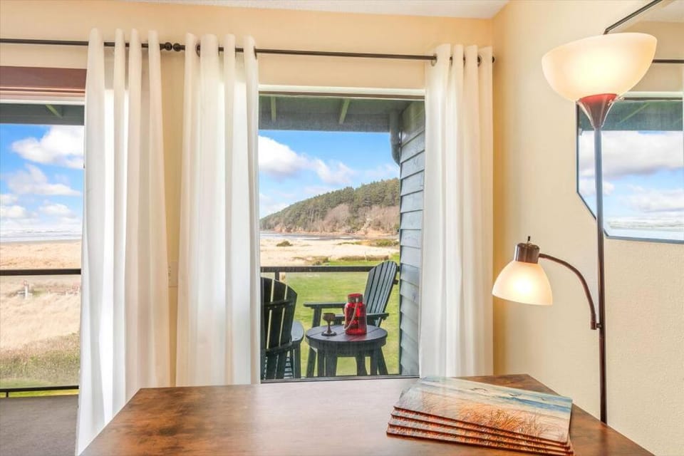 Oceanview condo steps from Moclips Beach dunes. House in Moclips