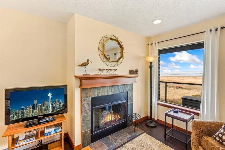 Oceanview condo steps from Moclips Beach dunes. House in Moclips