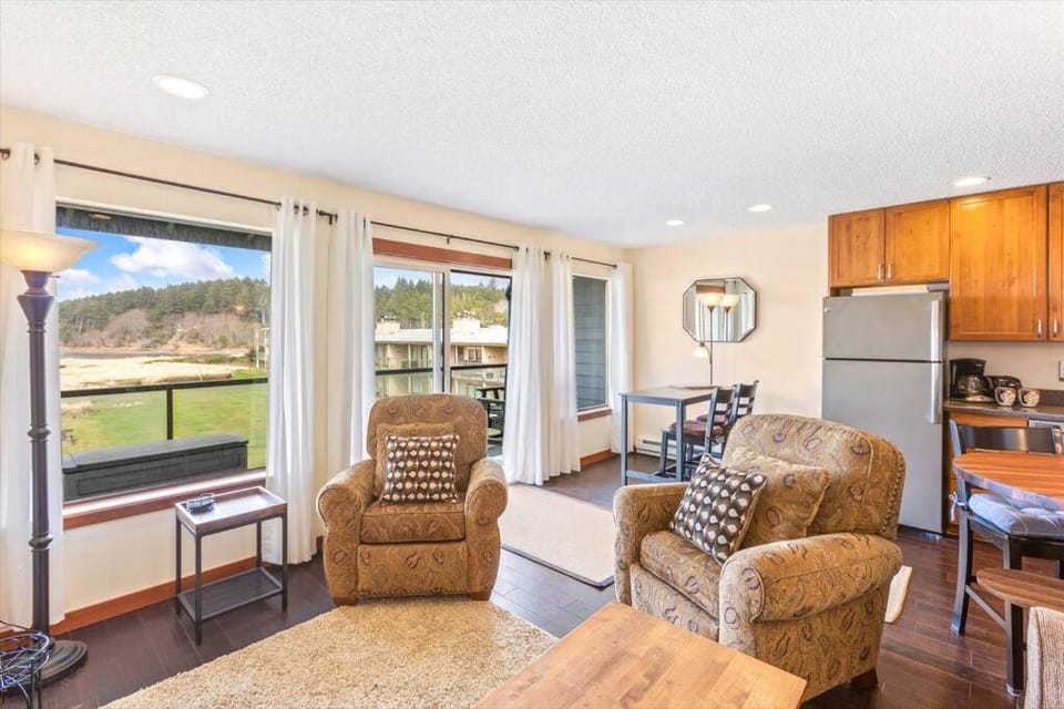 Oceanview condo steps from Moclips Beach dunes. House in Moclips