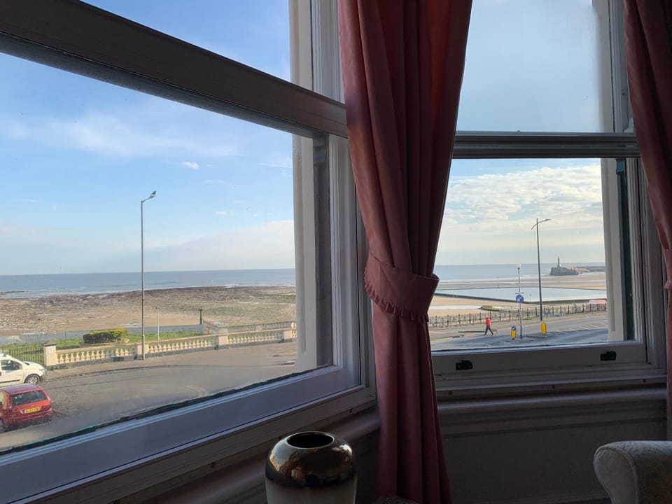 Spectacular sea view double, with exclusive bathroom & use of patio and bike store Bed and Breakfast in Margate