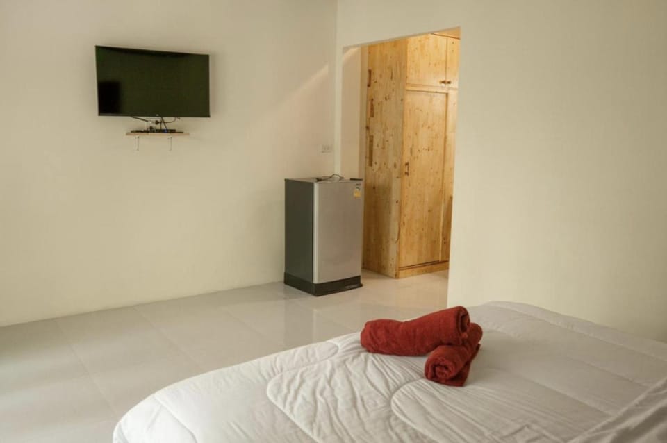 Bed, TV and multimedia, Bedroom, towels, wardrobe