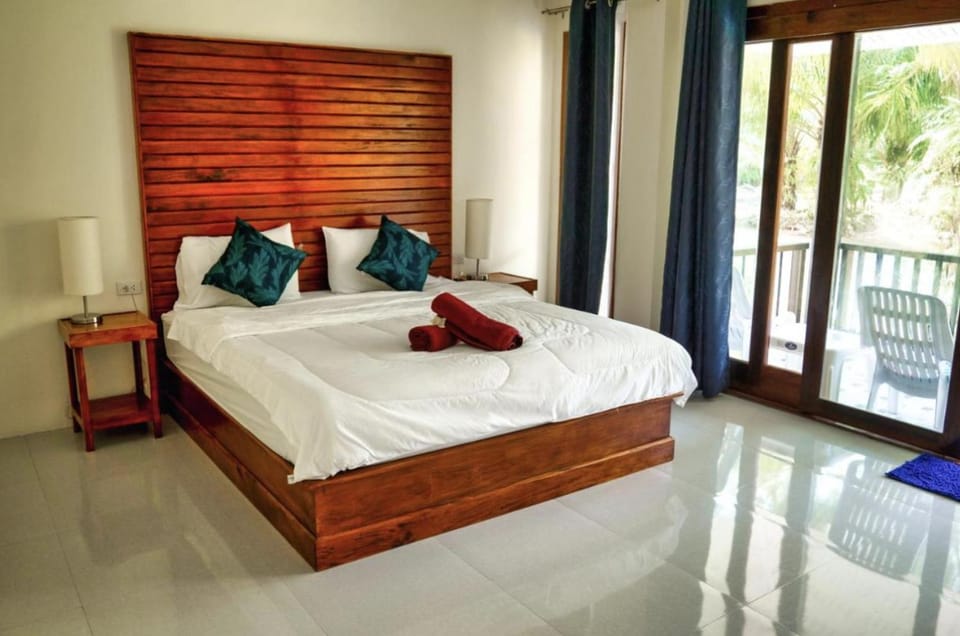 Bed, TV and multimedia, View (from property/room), Bedroom, Garden view, fireplace