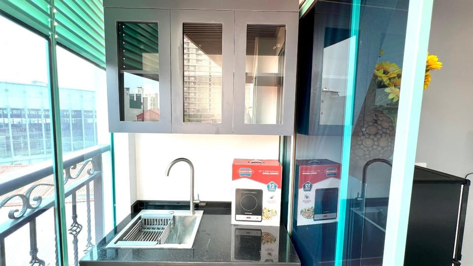 Kitchen or kitchenette, minibar