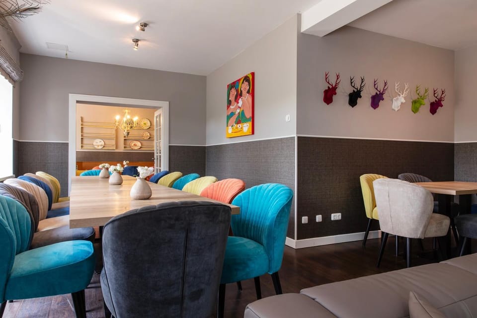 Photo of the whole room, Dining area