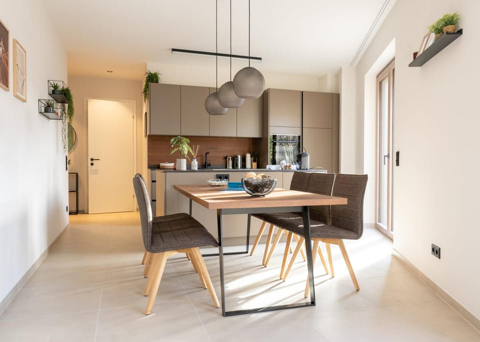Kitchen or kitchenette, Seating area, Dining area