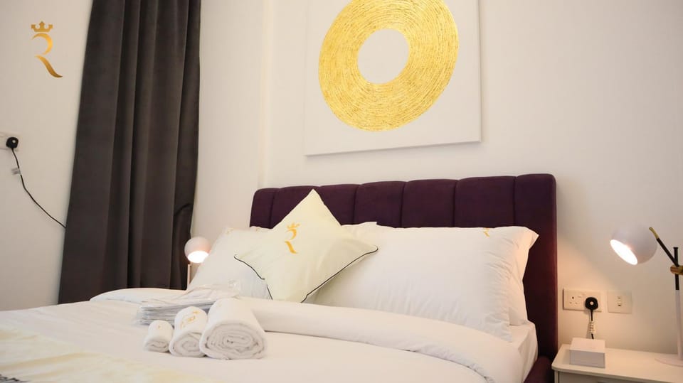Bed, Bedroom, towels