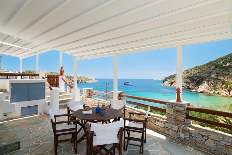 Ammos 2 - Seafront maisonette, Glyfo beach, Sifnos House in Milos
