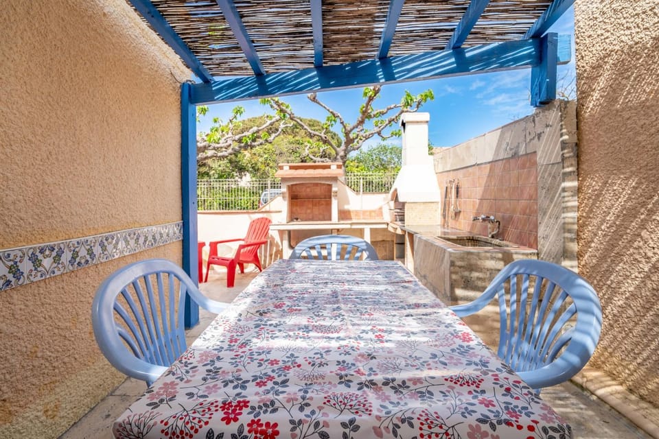 Property building, Balcony/Terrace, Living room