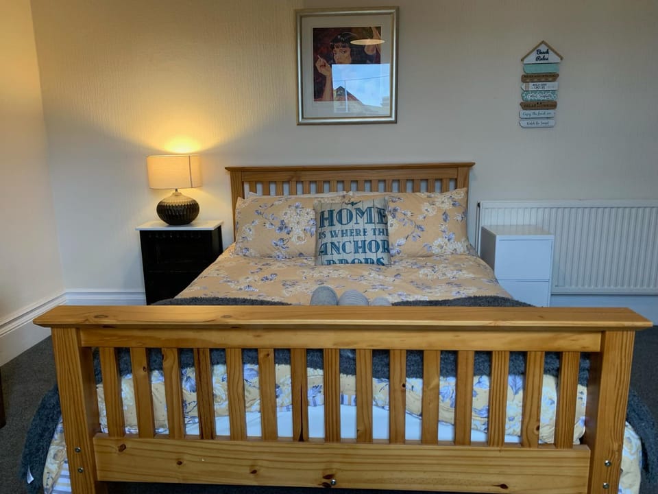 Peaceful garden view double with ensuite in house opposite beach, with access to private garden and bike store Bed and Breakfast in Margate