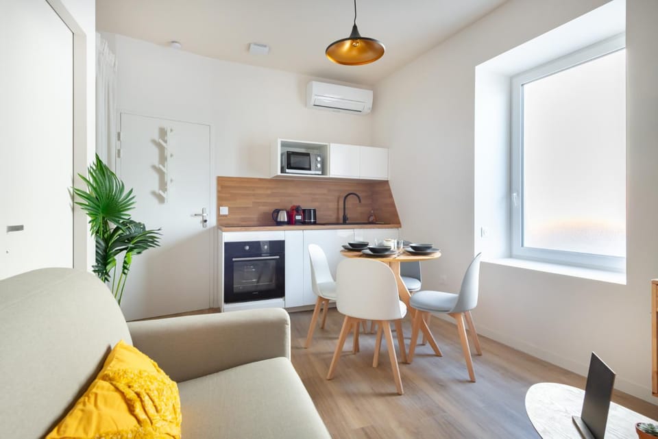 Kitchen or kitchenette, Living room, Dining area, minibar, pet friendly, toaster, air conditioner