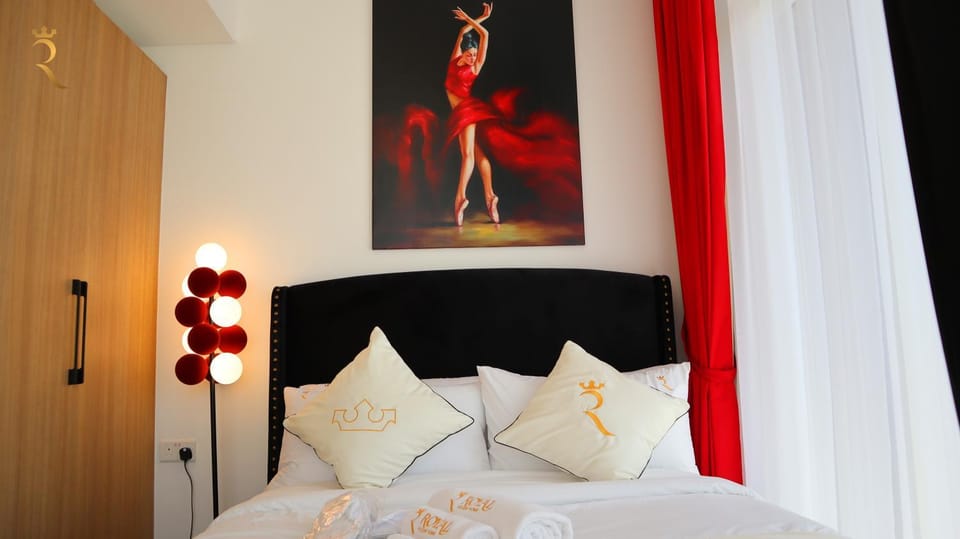 Bed, Photo of the whole room, Decorative detail, Bedroom, wardrobe